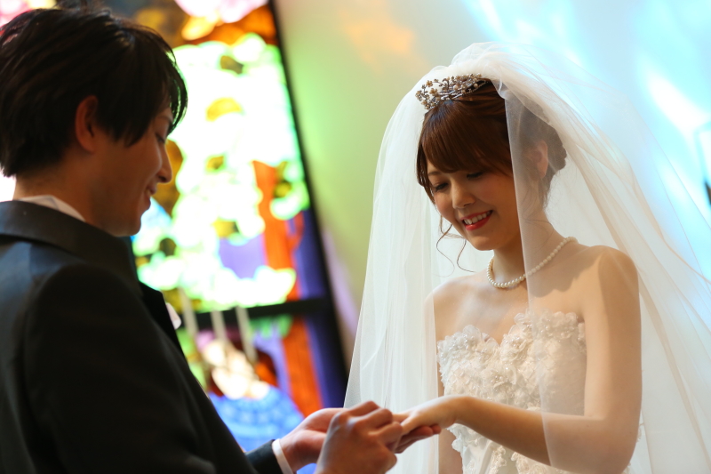 教会でのロケフォトが圧倒的な人気！壁一面に広がるステンドグラスは圧巻です☆