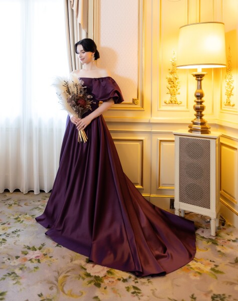 衣裳室よりドレスのご紹介です