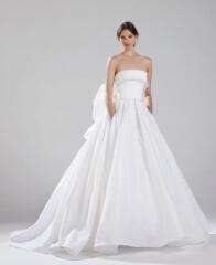 衣裳室よりドレスのご紹介です