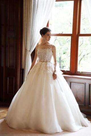 衣裳室よりドレスのご紹介です