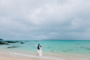 ドレスのまま海に入るフォトウェディング