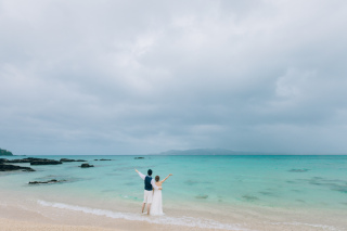 ドレスのまま海に入るフォトウェディング