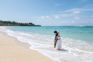 ドレスのまま海に入るフォトウェディング