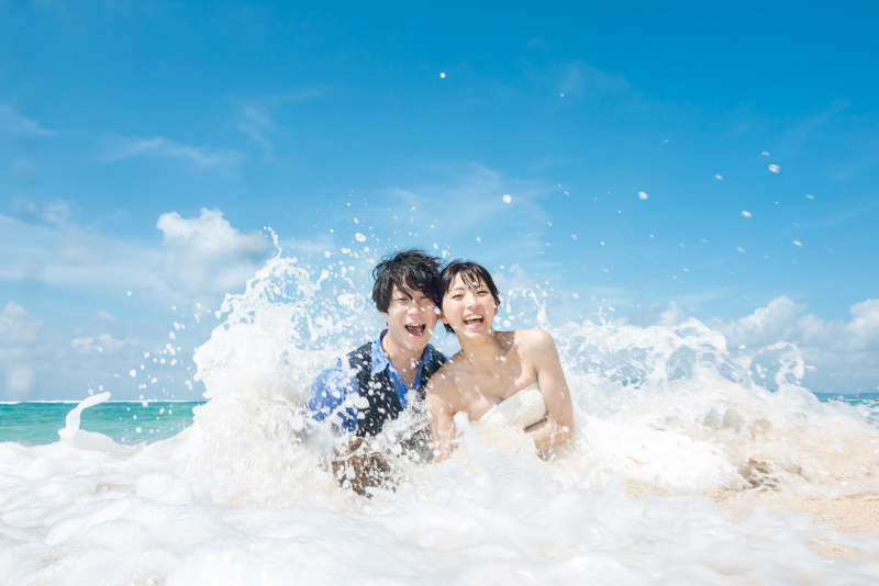 ドレスのまま海に入るフォトウェディング