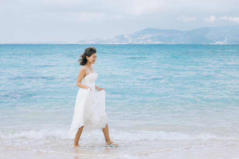 ドレスのまま海に入るフォトウェディング