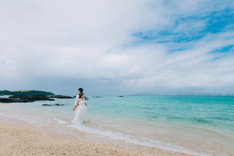 ドレスのまま海に入るフォトウェディング