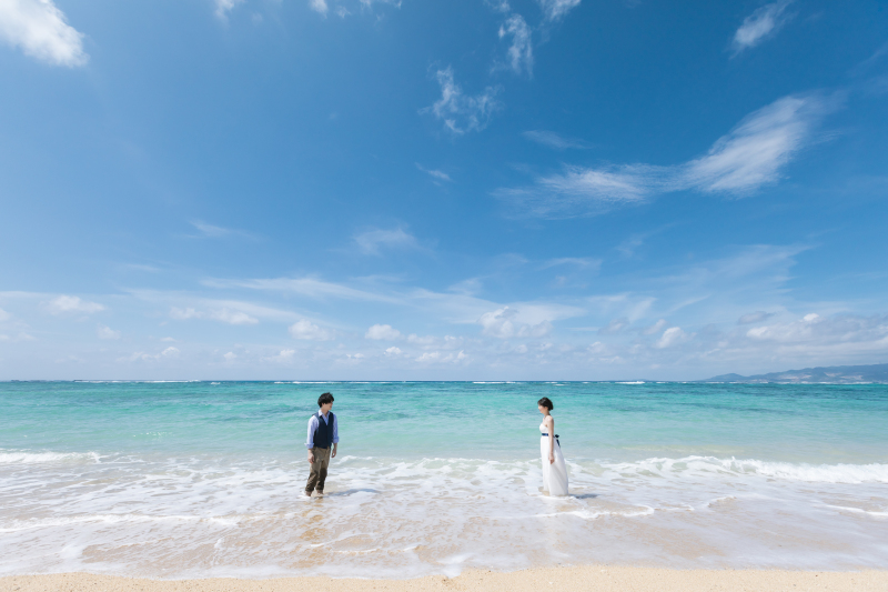 ドレスのまま海に入るフォトウェディング