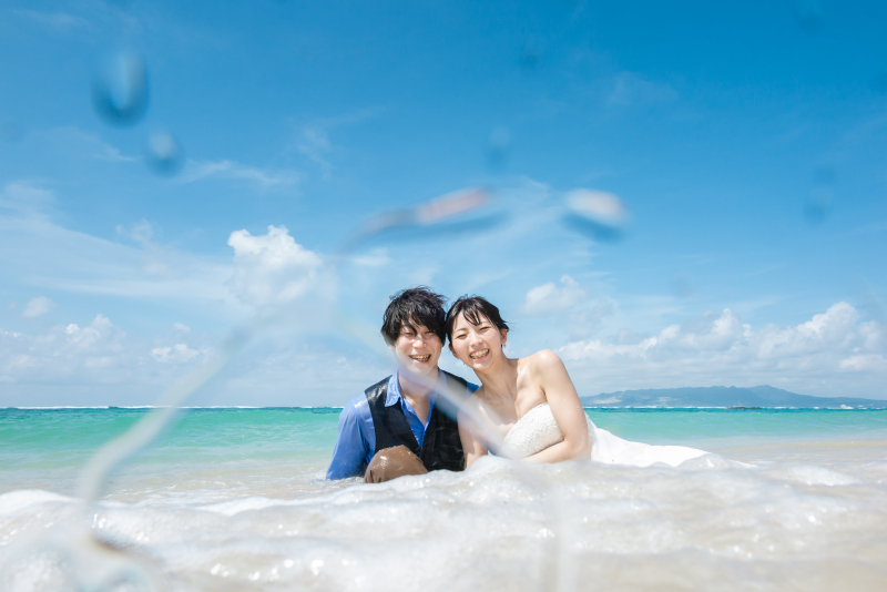 ドレスのまま海に入るフォトウェディング