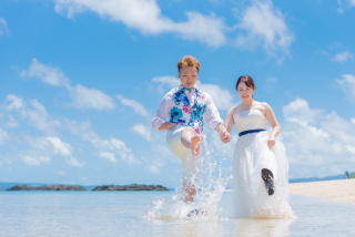 ドレスのまま海に入るフォトウェディング