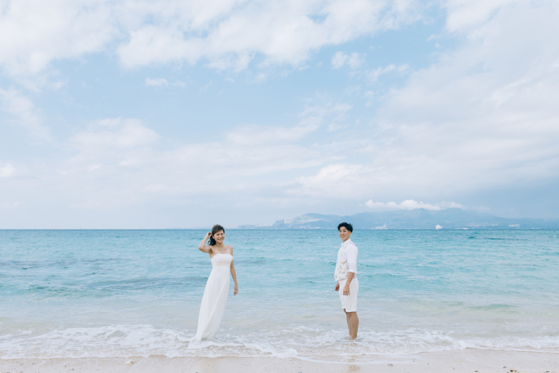 ドレスのまま海に入るフォトウェディング
