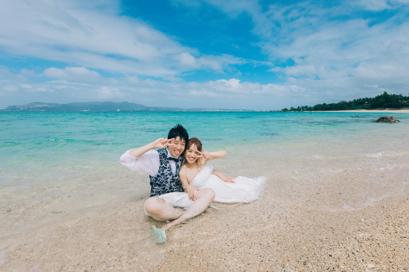 ドレスのまま海に入るフォトウェディング