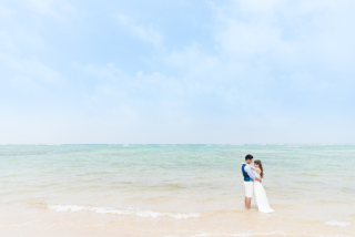 ドレスのまま海に入るフォトウェディング