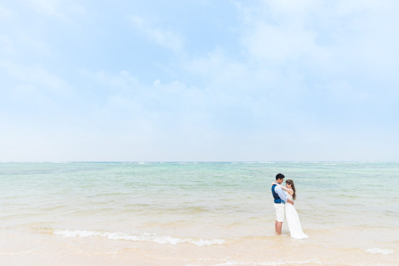 ドレスのまま海に入るフォトウェディング
