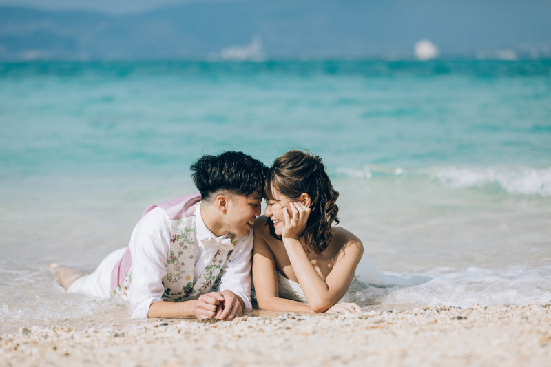 ドレスのまま海に入るフォトウェディング