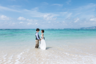 ドレスのまま海に入るフォトウェディング