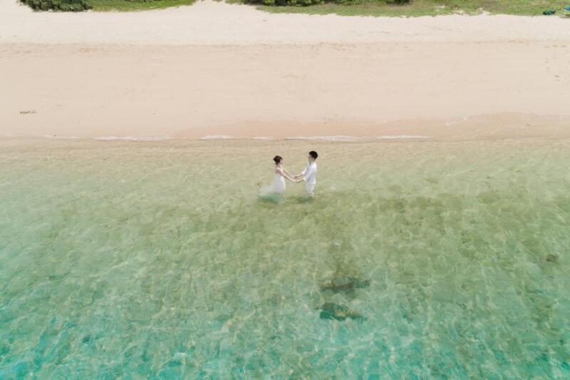 ドレスのまま海に入るフォトウェディング