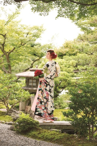 気品溢れる白黒の引き振袖