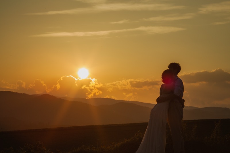 美瑛の空を染める、夕焼けの時間