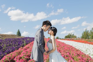 お花畑で可愛いウェディングフォト