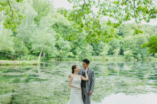 エメラルドグリーンの神秘の沼でウェディングフォト✨