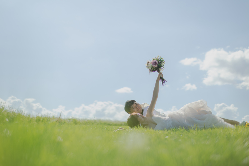 北海道の大自然で叶える、とっておきの結婚写真を