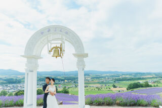 お花に囲まれたアーチの下でお写真を残して永遠の愛を誓い合いましょう