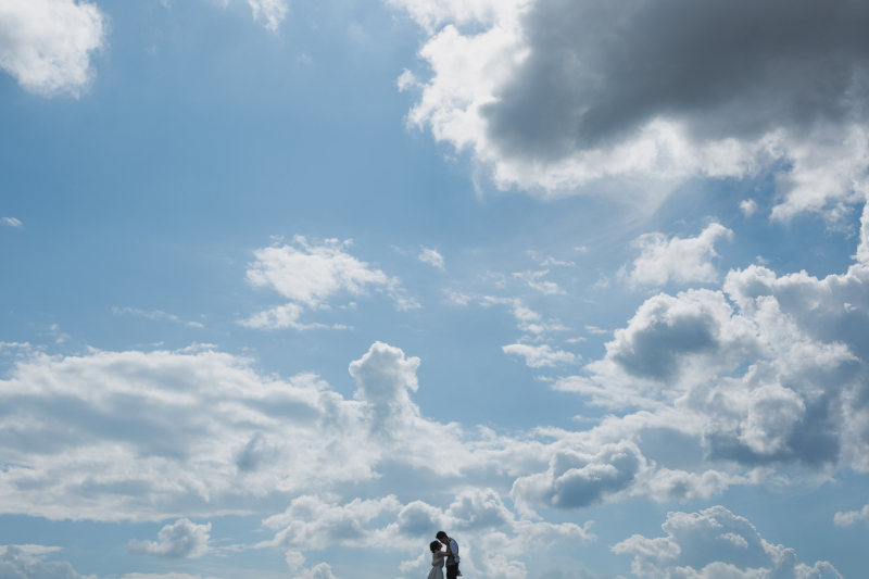 大きな空を背景に開放感のあるウェディングフォト✨