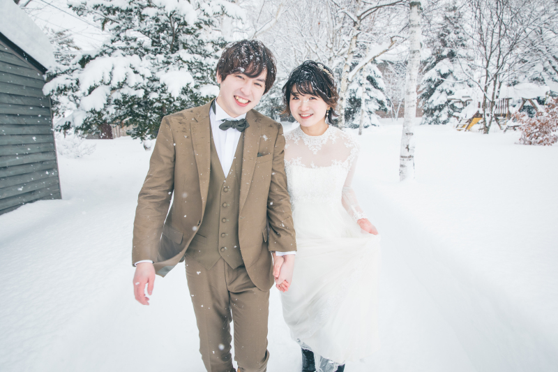 雪原の中で、ロマンチックなウェディングフォト！