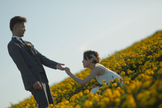 夏の北海道で自然溢れる色とりどりのウェディングフォト✨