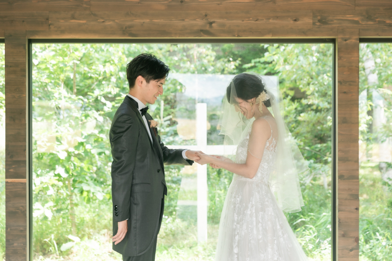 チャペルで残す人前式風なウェディングフォト