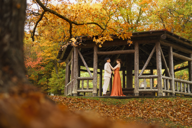 美瑛・富良野の紅葉で、季節感たっぷりのウエディングフォト！！