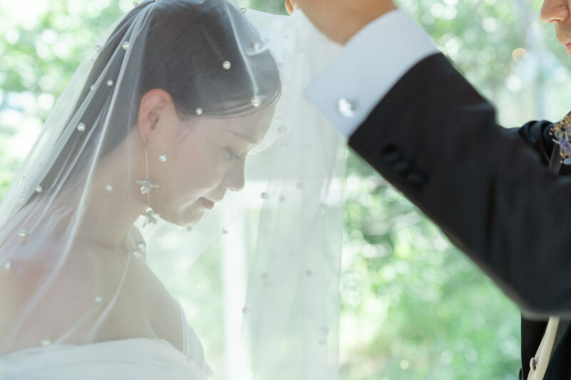 チャペルで残す人前式風なウェディングフォト