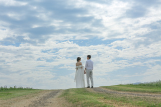 青空と緑に囲まれた屋外でよりお二人らしさを