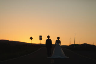 静かに暮れていく夕日の中でのウェディングフォト✨