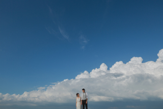 大きな空を背景に開放感のあるウェディングフォト✨