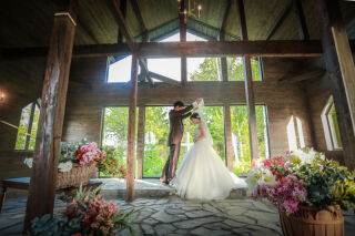 木のぬくもりを感じるチャペルガーデンで自然いっぱいのウェディングフォト