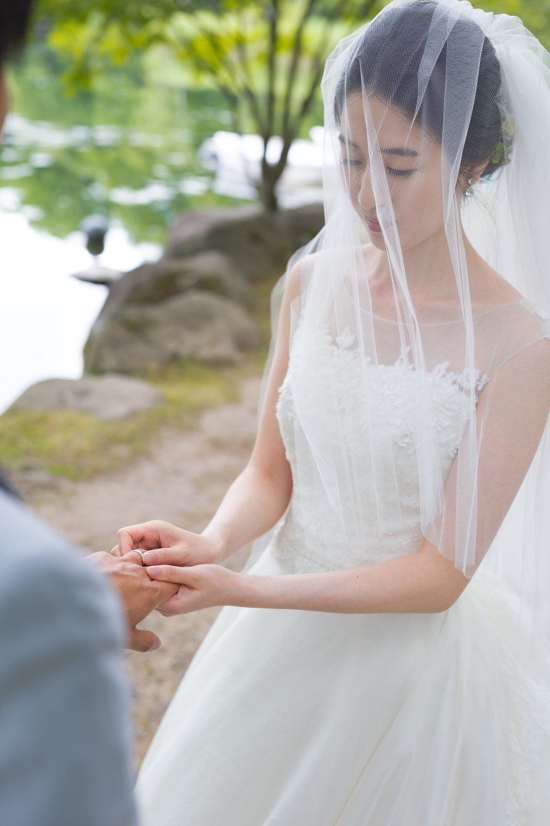 エメラルドグリーンの沼でセレモニーする