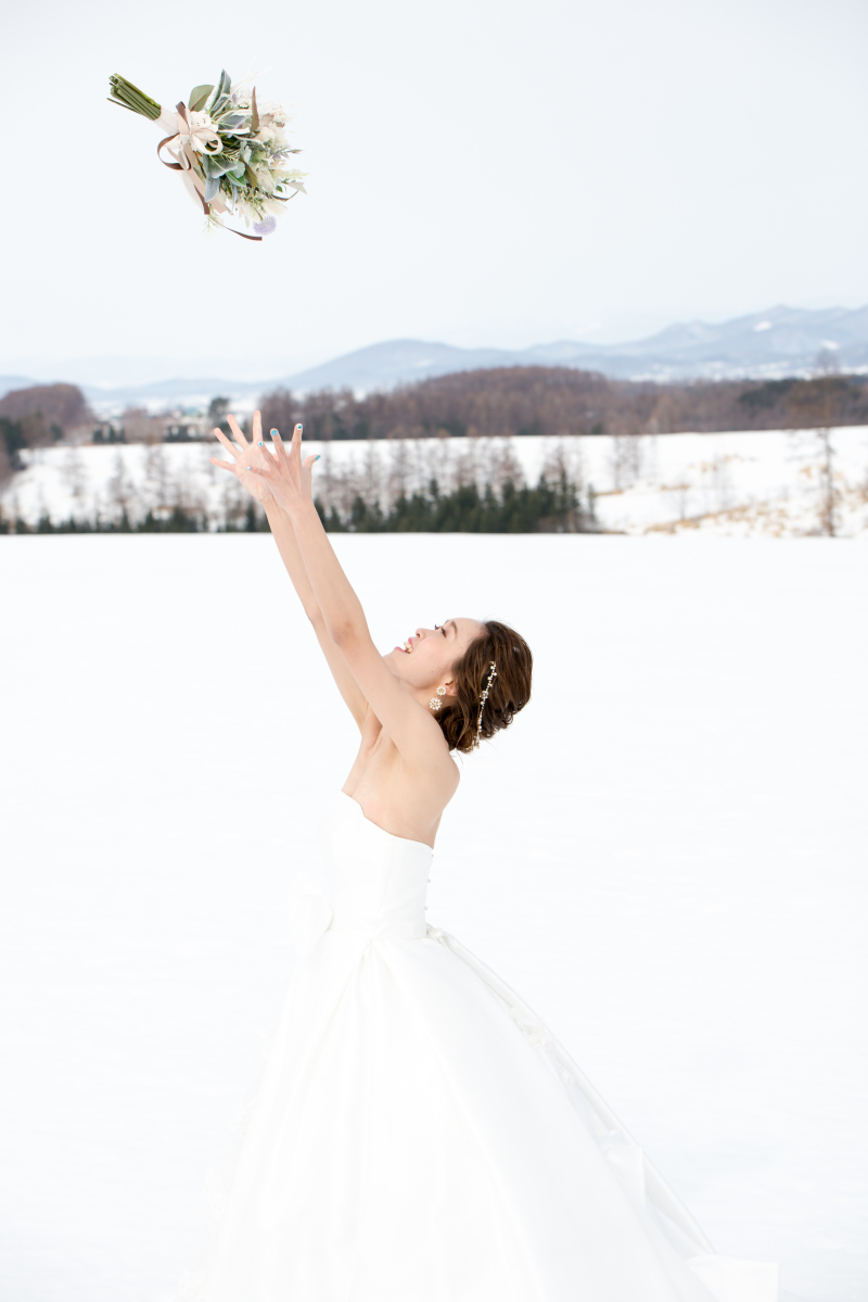 北海道の大雪山系を望む、雪原でのロケーションフォト「SNOW　WEDDING」