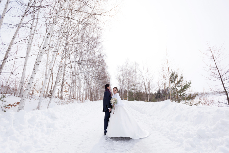 北海道の大雪山系を望む、雪原でのロケーションフォト「SNOW WEDDING」