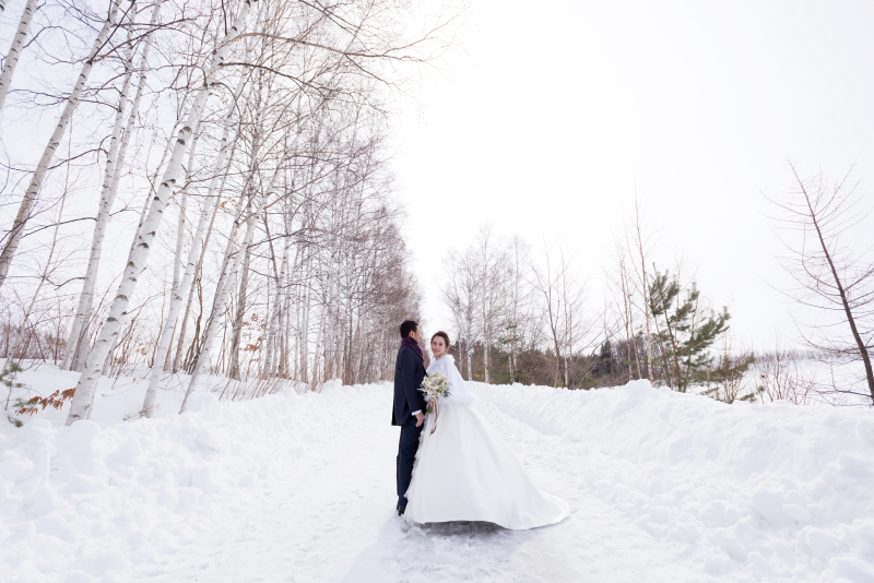 北海道の大雪山系を望む、雪原でのロケーションフォト「SNOW　WEDDING」