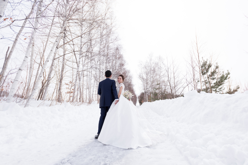 北海道の大雪山系を望む、雪原でのロケーションフォト「SNOW　WEDDING」