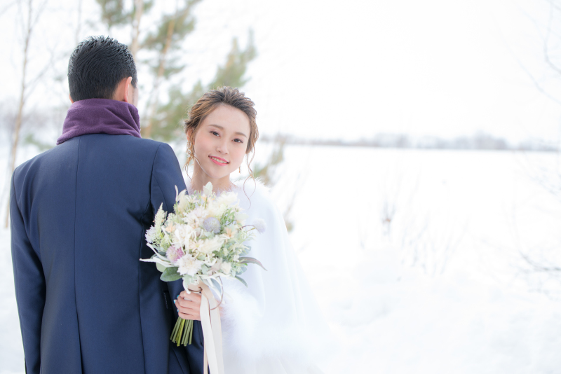 北海道の大雪山系を望む、雪原でのロケーションフォト「SNOW　WEDDING」