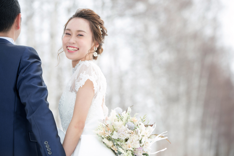 北海道の大雪山系を望む、雪原でのロケーションフォト「SNOW WEDDING」