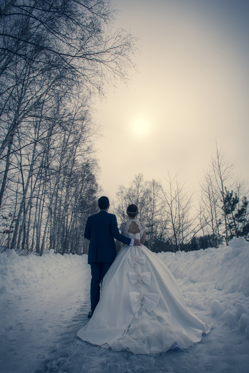 北海道の大雪山系を望む、雪原でのロケーションフォト「SNOW　WEDDING」