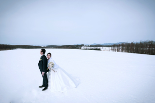 北海道の大雪山系を望む、雪原でのロケーションフォト「SNOW　WEDDING」