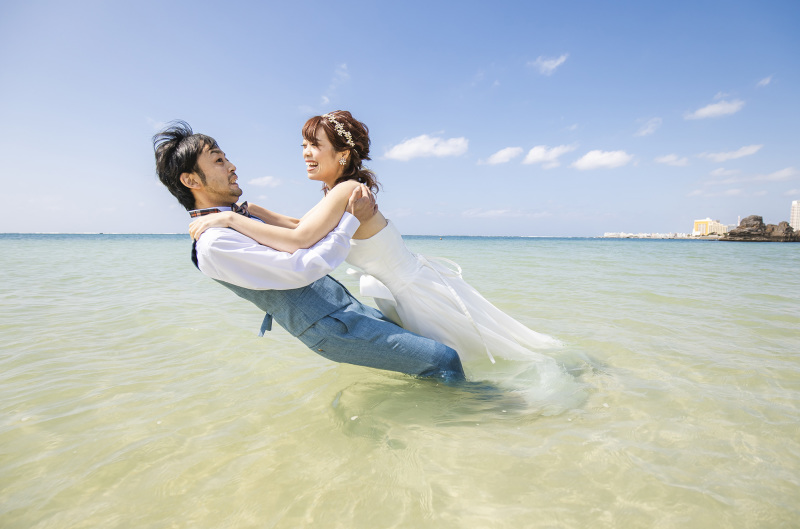 沖縄フォトウェディングするなら衣装のまま海に入って撮影☆大人気ウォーターイン☀︎