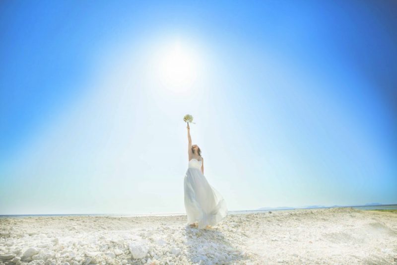 どっちがお得!?「結婚式会場での前撮り」と「沖縄でのロケーションフォト」