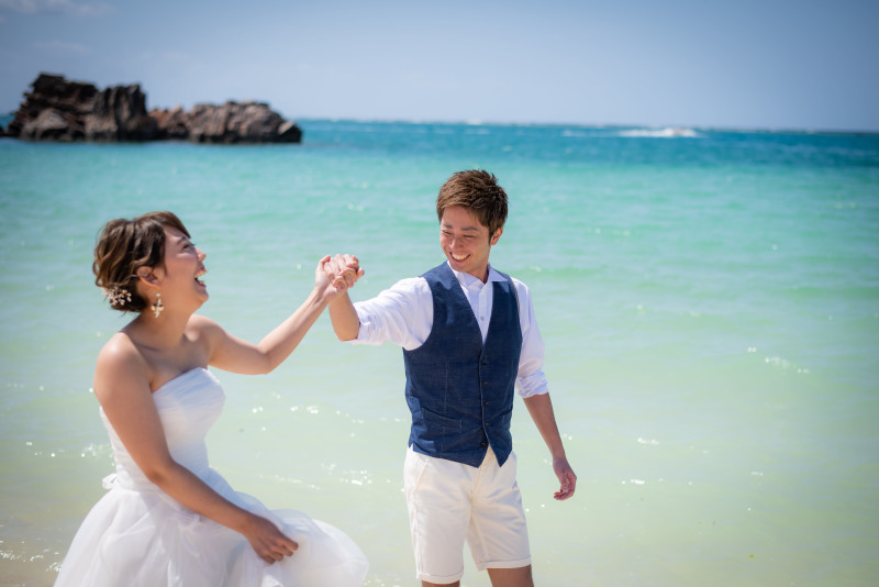 沖縄フォトウェディングするなら衣装のまま海に入って撮影☆大人気ウォーターイン☀︎