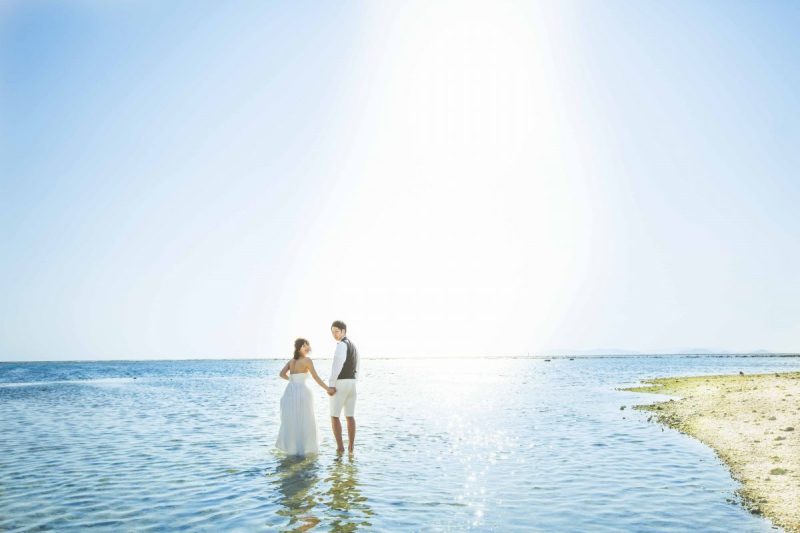 どっちがお得!?「結婚式会場での前撮り」と「沖縄でのロケーションフォト」