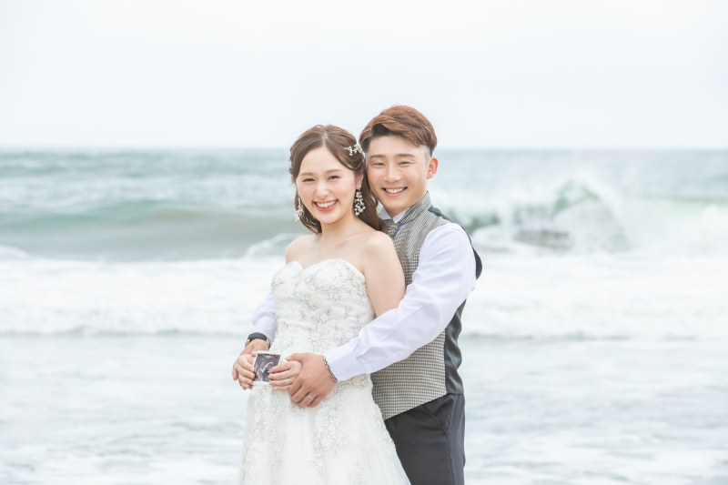 ＼自然体なお二人を／綺麗な海でフォトウェディング！